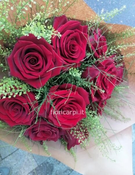Bouquet di rose rosse confezionato.